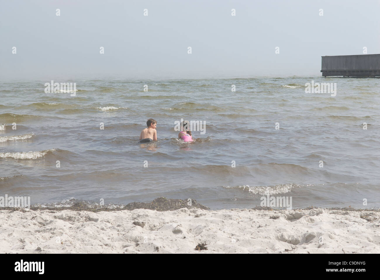 Frère et soeur DANS L'EAU Banque D'Images