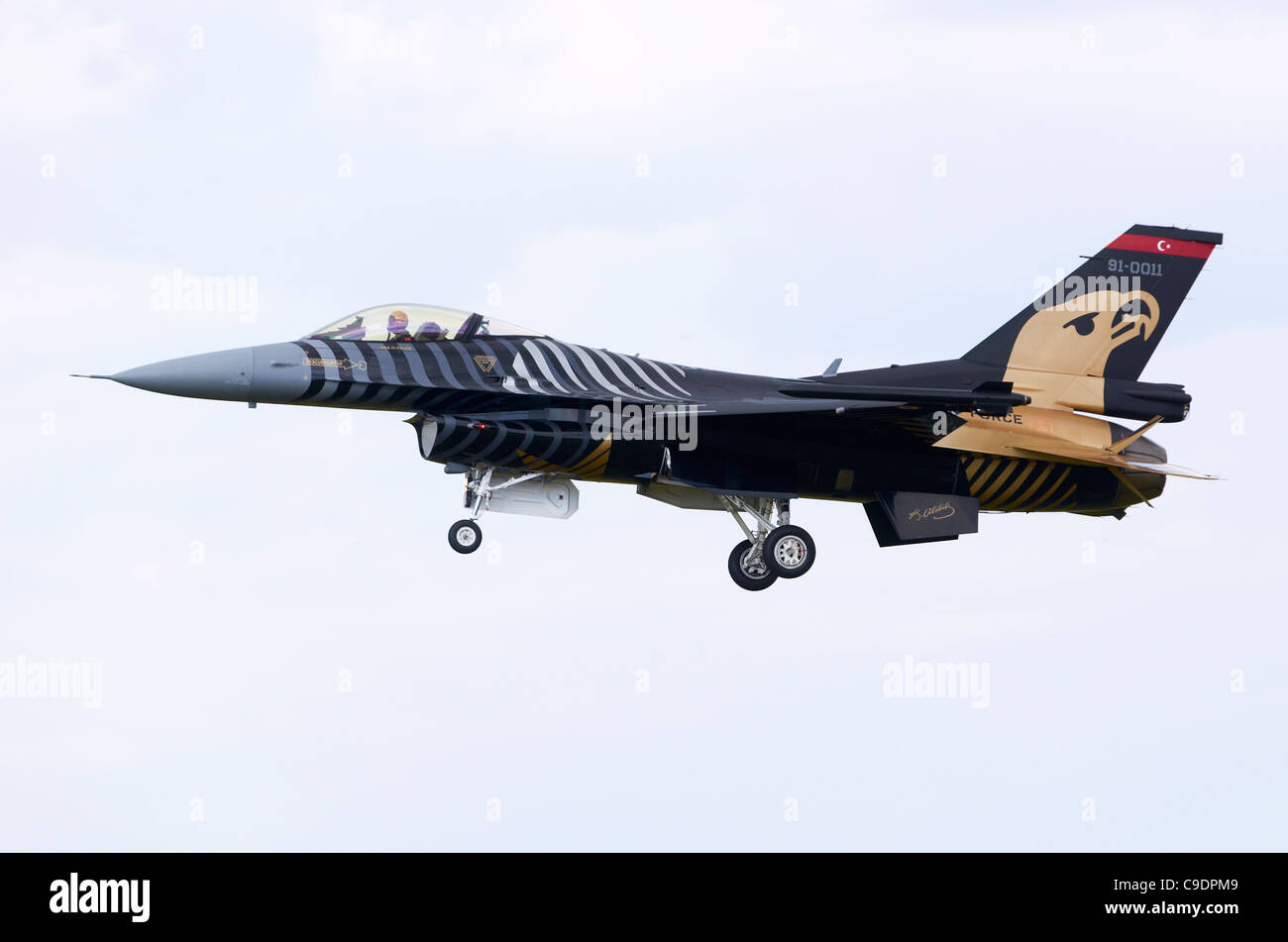 TUSAS F-16CG nuit pèlerin variante du F-16 Falcon, exploité par l'armée de l'air turque, en approche pour l'atterrissage à RAF Fairford Banque D'Images