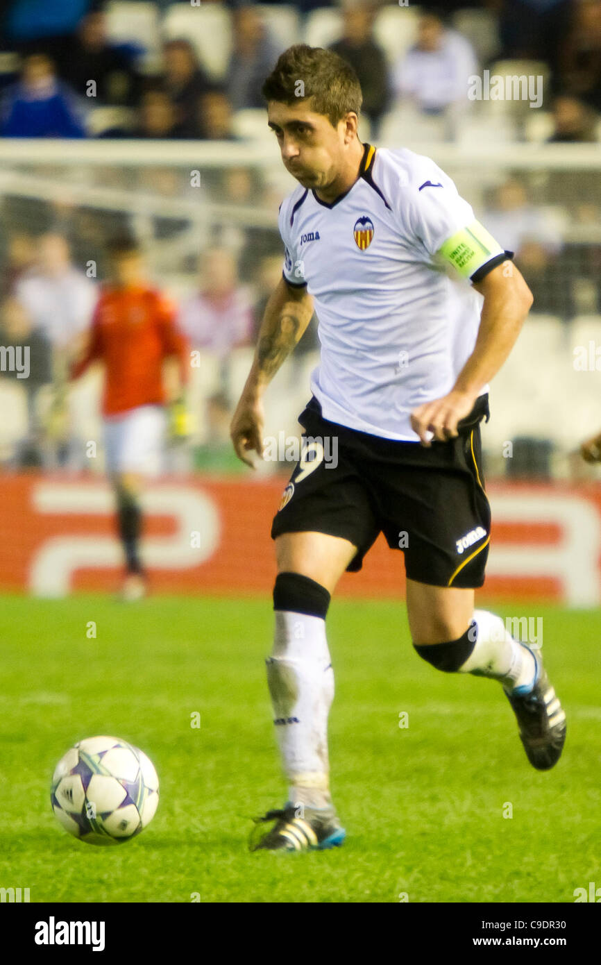 23/11/2011. Valencia, Espagne match de football entre Valencia Club de Futbol et KRC Genk, Journée 5, Ligue des Champions, Groupe E ------------------------------------- Pablo Hernandez, de Valencia CF comme il conduit la balle Banque D'Images