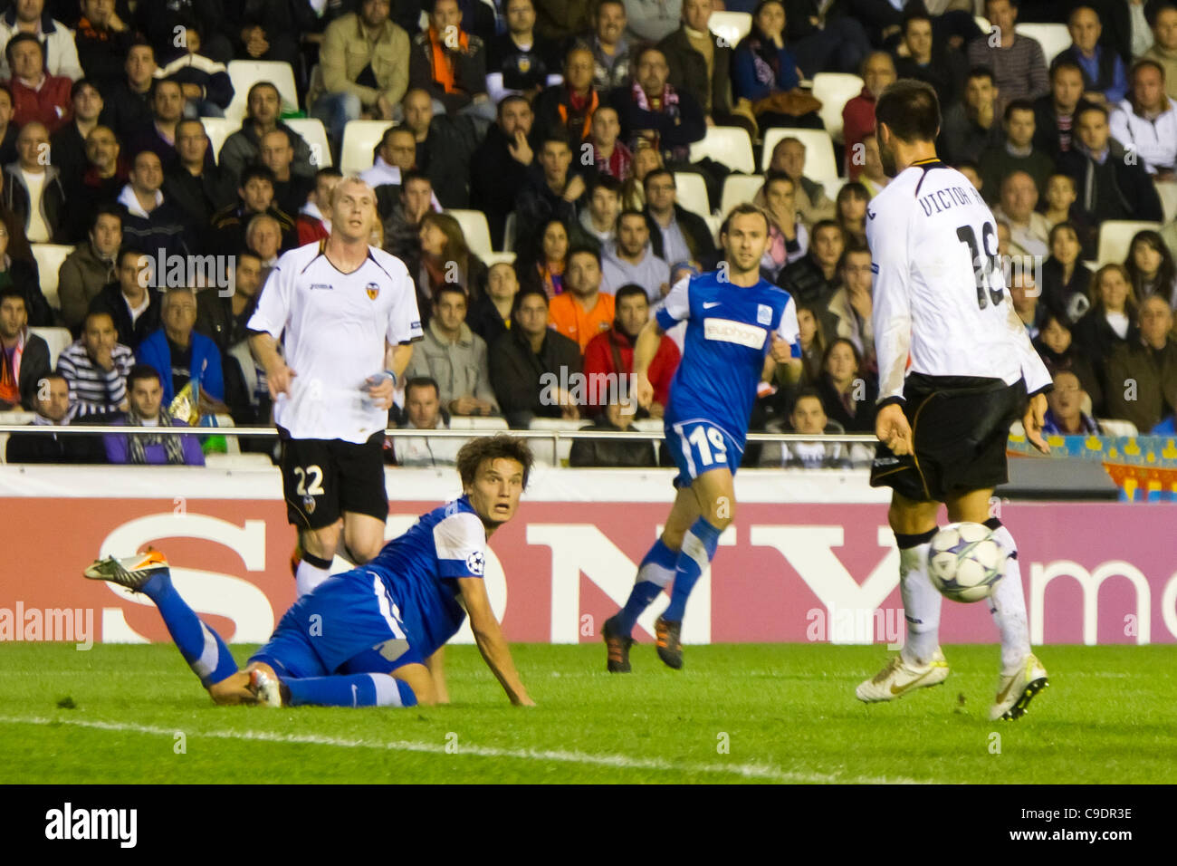 23/11/2011. Valencia, Espagne match de football entre Valencia Club de Futbol et KRC Genk, Journée 5, Ligue des Champions, Groupe E ------------------------------------- Jelle Vossen du KRC Genk observe la balle depuis le sol après qu'il a chuté en tentant d'en finir Banque D'Images