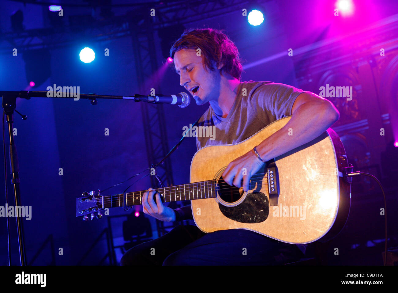 LONDON, UK, 24/11/2011. Le chanteur et guitariste Ben Howard fonctionne à peu de bruit de Mencap, Sessions à Londres. L'événement est la troisième des six concerts de divers artistes de l'aide de Mencap, un organisme de bienfaisance qui travaillent avec des personnes handicapées mentales, leurs familles et leurs soignants. Banque D'Images LONDON, UK, 24/11/2011. Le chanteur et guitariste Ben Howard fonctionne à peu de bruit de Mencap, Sessions à Londres. L'événement est la troisième des six concerts de divers artistes de l'aide de Mencap, un organisme de bienfaisance qui travaillent avec des personnes handicapées mentales, leurs familles et leurs soignants. Banque D'Images