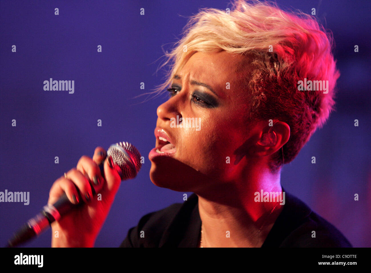 LONDON, UK, 24/11/2011. Singer Emeli Sande effectue à Mencap's Little Noise Sessions à Londres. L'événement est la troisième des six concerts de divers artistes de l'aide de Mencap, un organisme de bienfaisance qui travaillent avec des personnes handicapées mentales, leurs familles et leurs soignants. Banque D'Images LONDON, UK, 24/11/2011. Singer Emeli Sande effectue à Mencap's Little Noise Sessions à Londres. L'événement est la troisième des six concerts de divers artistes de l'aide de Mencap, un organisme de bienfaisance qui travaillent avec des personnes handicapées mentales, leurs familles et leurs soignants. Banque D'Images