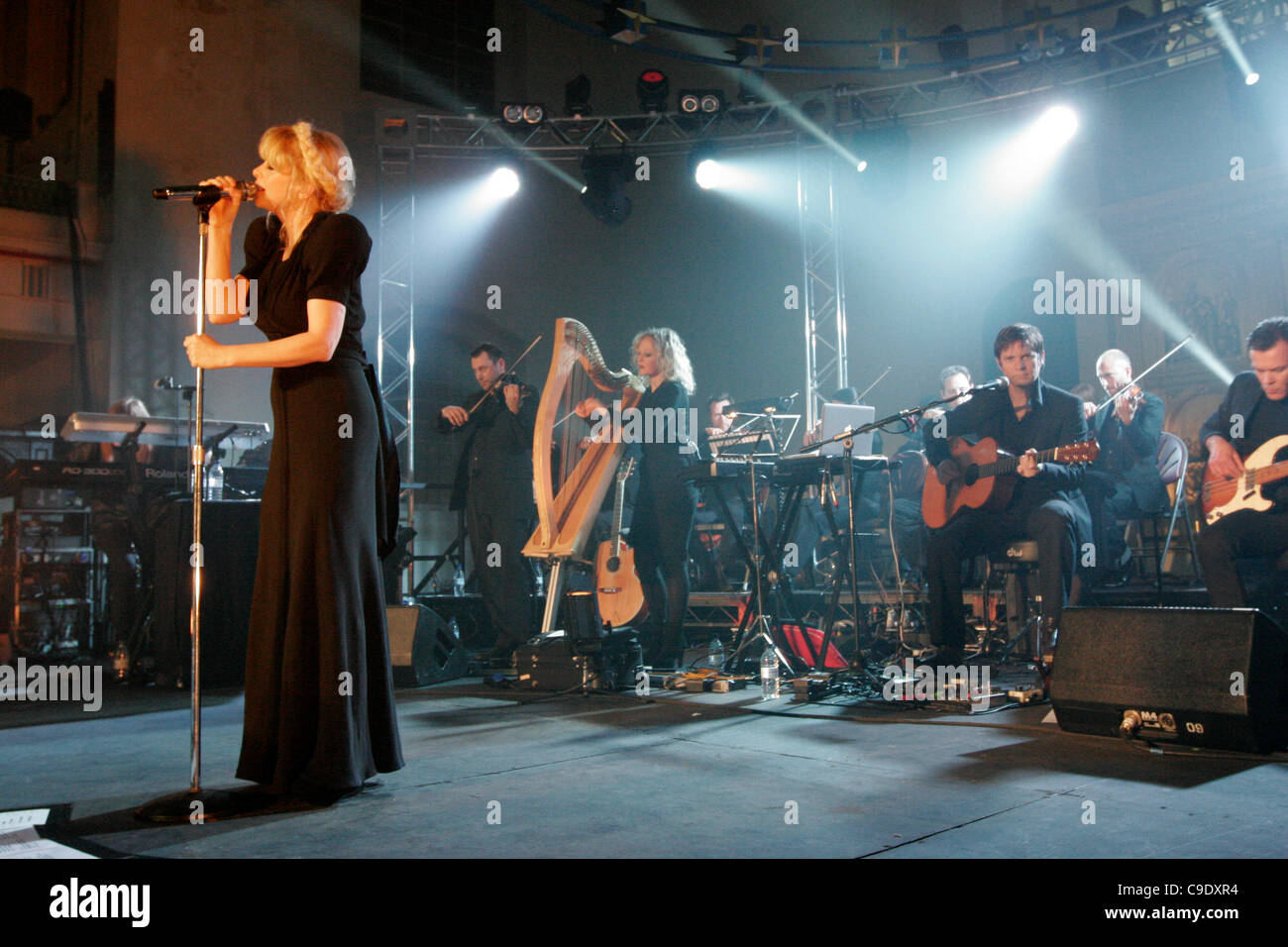 LONDON, UK, 25/11/2011. Goldfrapp en concert à Mencap's Little Noise Sessions dans l'église de St Jean-de-Londres. L'événement est la quatrième des six concerts de divers artistes de l'aide de Mencap, un organisme de bienfaisance qui travaillent avec des personnes handicapées mentales, leurs familles et leurs soignants. Banque D'Images LONDON, UK, 25/11/2011. Goldfrapp en concert à Mencap's Little Noise Sessions dans l'église de St Jean-de-Londres. L'événement est la quatrième des six concerts de divers artistes de l'aide de Mencap, un organisme de bienfaisance qui travaillent avec des personnes handicapées mentales, leurs familles et leurs soignants. Banque D'Images