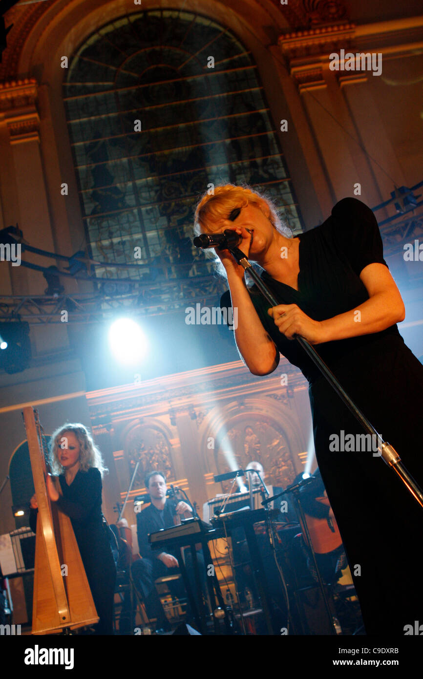 LONDON, UK, 25/11/2011. Goldfrapp en concert à Mencap's Little Noise Sessions dans l'église de St Jean-de-Londres. L'événement est la quatrième des six concerts de divers artistes de l'aide de Mencap, un organisme de bienfaisance qui travaillent avec des personnes handicapées mentales, leurs familles et leurs soignants. Banque D'Images LONDON, UK, 25/11/2011. Goldfrapp en concert à Mencap's Little Noise Sessions dans l'église de St Jean-de-Londres. L'événement est la quatrième des six concerts de divers artistes de l'aide de Mencap, un organisme de bienfaisance qui travaillent avec des personnes handicapées mentales, leurs familles et leurs soignants. Banque D'Images