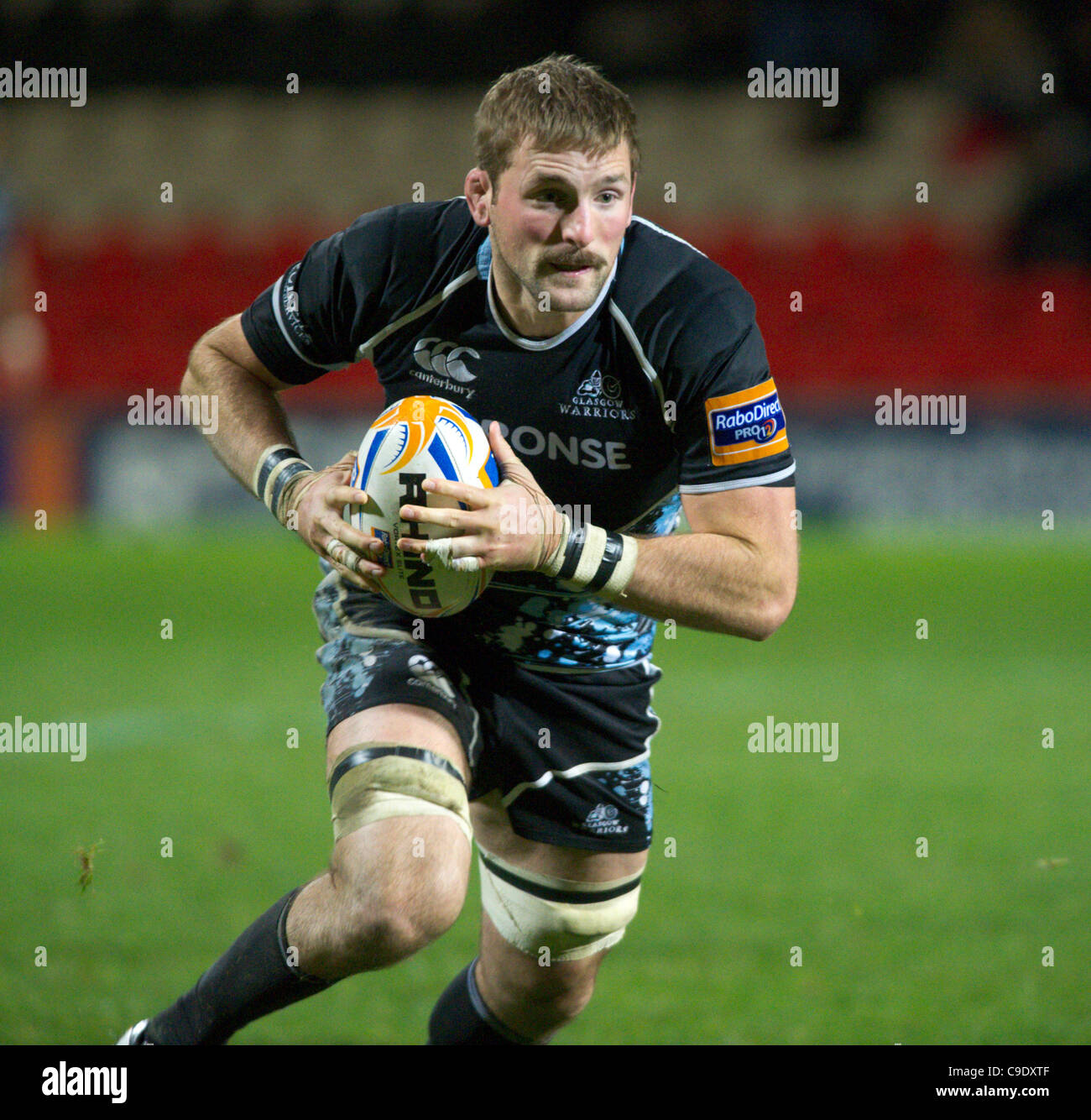 25.11.2011 RaboDirect PRO12 Rugby Union de la Firhill Stadium, Glasgow, Ecosse. Glasgow Warriors v Ulster. John Barclay en tenant le ballon en avant Banque D'Images