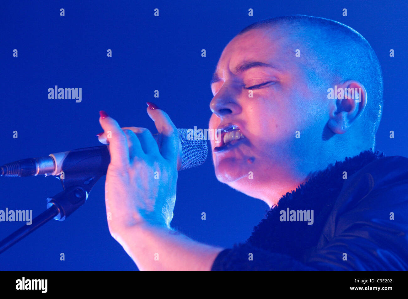 LONDON, UK, 27/11/2011. Sinead O'Connor chanter live au Mencap's Little Noise Sessions dans l'église de St Jean-de-Londres. L'événement est le concert final de six par divers artistes dans l'aide de Mencap, un organisme de bienfaisance qui travaillent avec des personnes handicapées mentales, leurs familles et leurs soignants. Banque D'Images LONDON, UK, 27/11/2011. Sinead O'Connor chanter live au Mencap's Little Noise Sessions dans l'église de St Jean-de-Londres. L'événement est le concert final de six par divers artistes dans l'aide de Mencap, un organisme de bienfaisance qui travaillent avec des personnes handicapées mentales, leurs familles et leurs soignants. Banque D'Images