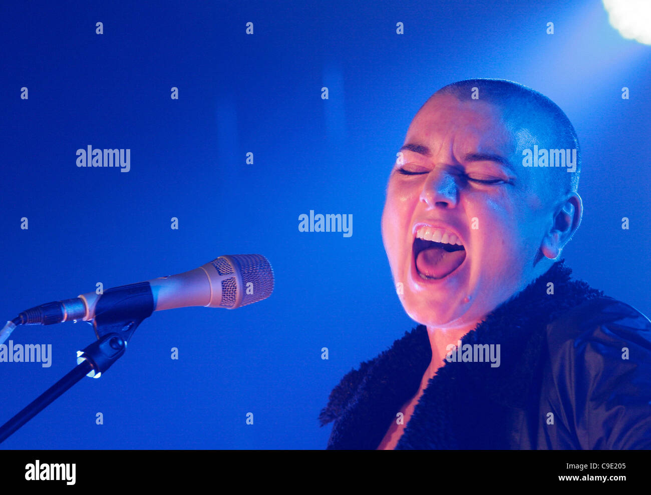 LONDON, UK, 27/11/2011. Sinead O'Connor chanter live au Mencap's Little Noise Sessions dans l'église de St Jean-de-Londres. L'événement est le concert final de six par divers artistes dans l'aide de Mencap, un organisme de bienfaisance qui travaillent avec des personnes handicapées mentales, leurs familles et leurs soignants. Banque D'Images LONDON, UK, 27/11/2011. Sinead O'Connor chanter live au Mencap's Little Noise Sessions dans l'église de St Jean-de-Londres. L'événement est le concert final de six par divers artistes dans l'aide de Mencap, un organisme de bienfaisance qui travaillent avec des personnes handicapées mentales, leurs familles et leurs soignants. Banque D'Images