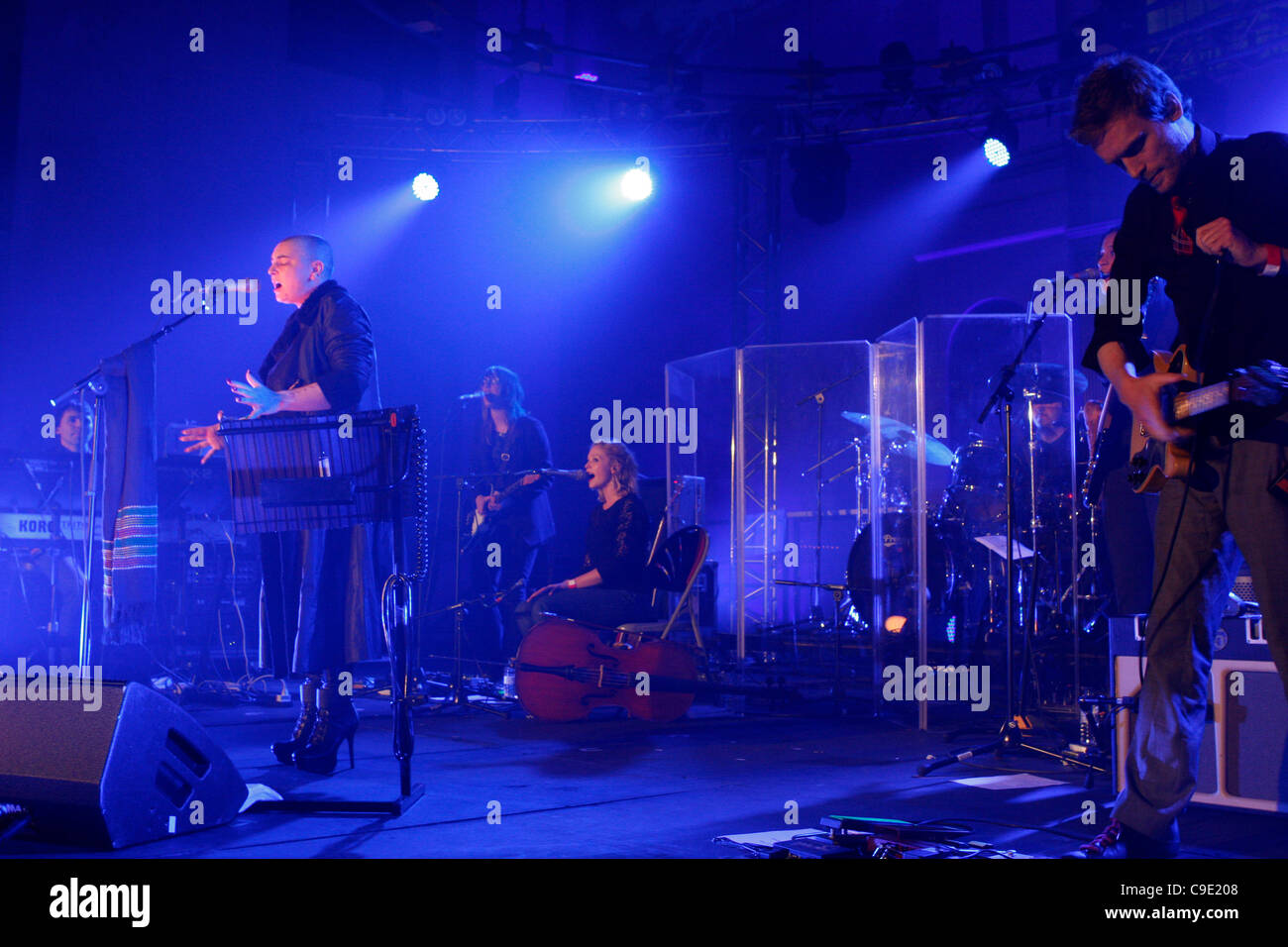 LONDON, UK, 27/11/2011. Sinead O'Connor chanter live au Mencap's Little Noise Sessions dans l'église de St Jean-de-Londres. L'événement est le concert final de six par divers artistes dans l'aide de Mencap, un organisme de bienfaisance qui travaillent avec des personnes handicapées mentales, leurs familles et leurs soignants. Banque D'Images LONDON, UK, 27/11/2011. Sinead O'Connor chanter live au Mencap's Little Noise Sessions dans l'église de St Jean-de-Londres. L'événement est le concert final de six par divers artistes dans l'aide de Mencap, un organisme de bienfaisance qui travaillent avec des personnes handicapées mentales, leurs familles et leurs soignants. Banque D'Images