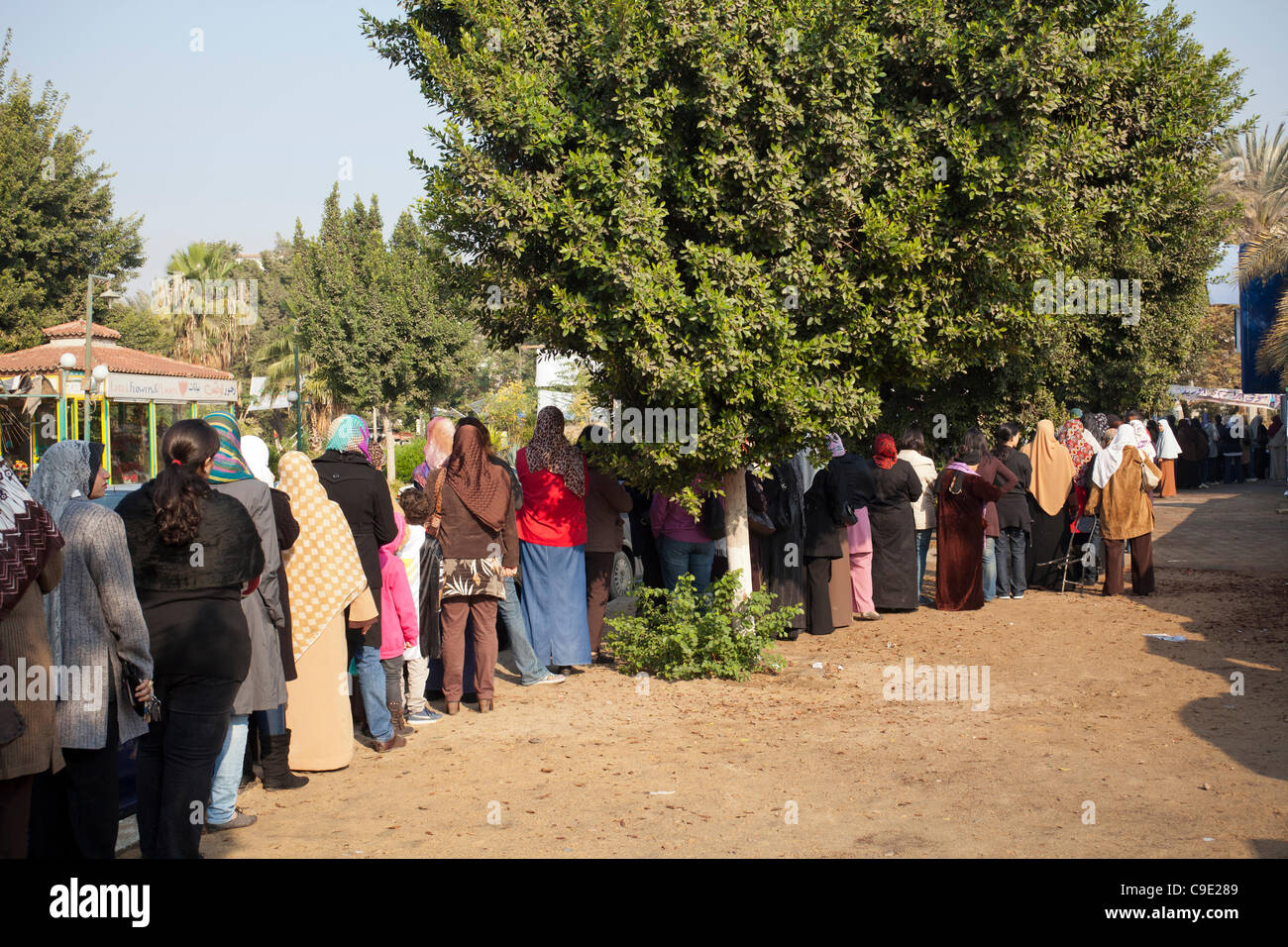 Des files d'électeurs au bureau de scrutin le jour du scrutin à Maadi, banlieue du Caire, Égypte, 28 Novembre 2011 Banque D'Images