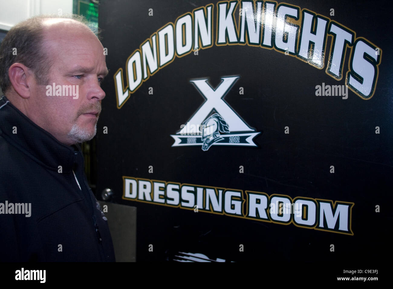 London, Ontario, Canada - le 28 novembre 2011. Mark Hunter, directeur général et maintenant entraîneur-chef de l'établissement Knights de London de la Ligue de hockey de l'Ontario se dégage de l'intérieur du dressing clubs John Labatt Centre. Mark Hunter reprend le travail d'encadrement comme son frère aîné Dale Hunter prend la tête Banque D'Images