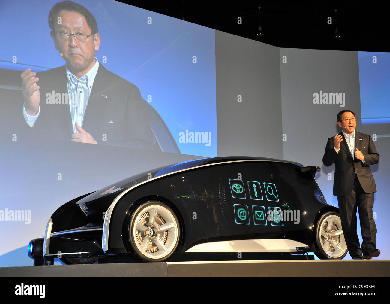 Le 28 novembre 2011, Tokyo, Japon - Est-ce un écran d'ordinateur géant sur roues ou d'une automobile ? Toyota Président Akio Toyoda dévoile la Fun-Vii, un concept-car futuriste de l'organisme qui peut être utilisé comme un espace d'affichage lors d'un lancement à la fin de Tokyo Lundi, 28 novembre 2011..la voiture, qui s'appelle Toyoda Banque D'Images
