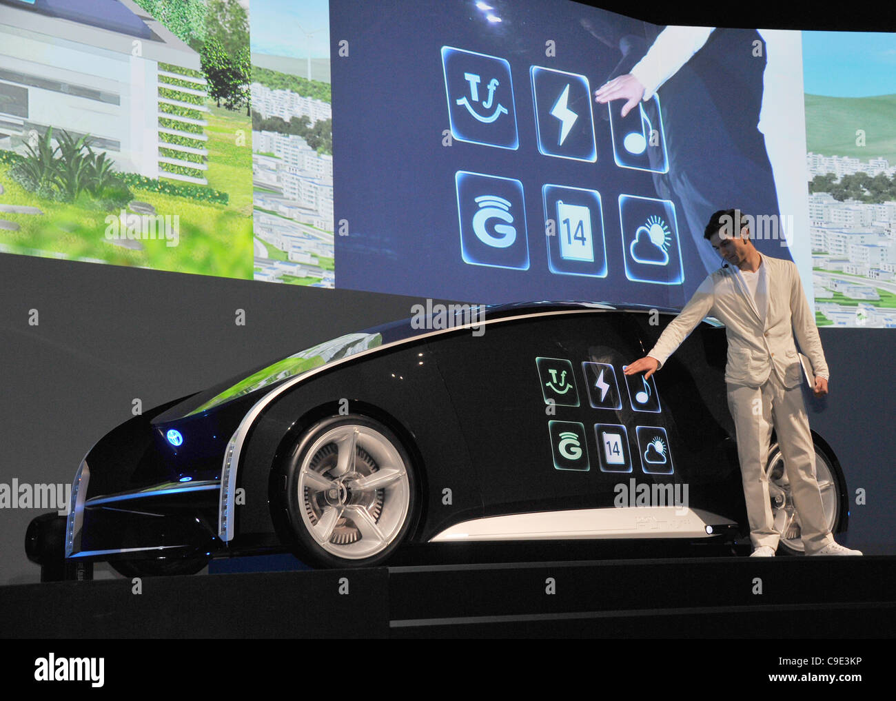 Le 28 novembre 2011, Tokyo, Japon - Est-ce un écran d'ordinateur géant sur roues ou d'une automobile ? La Fun-Vii, Toyota dévoile un concept-car futuriste de l'organisme qui peut être utilisé comme un espace d'affichage lors d'un lancement à la fin de Tokyo Lundi, 28 novembre 2011..la voiture, qui Toyoda parle d'un smartphone sur quatre Banque D'Images