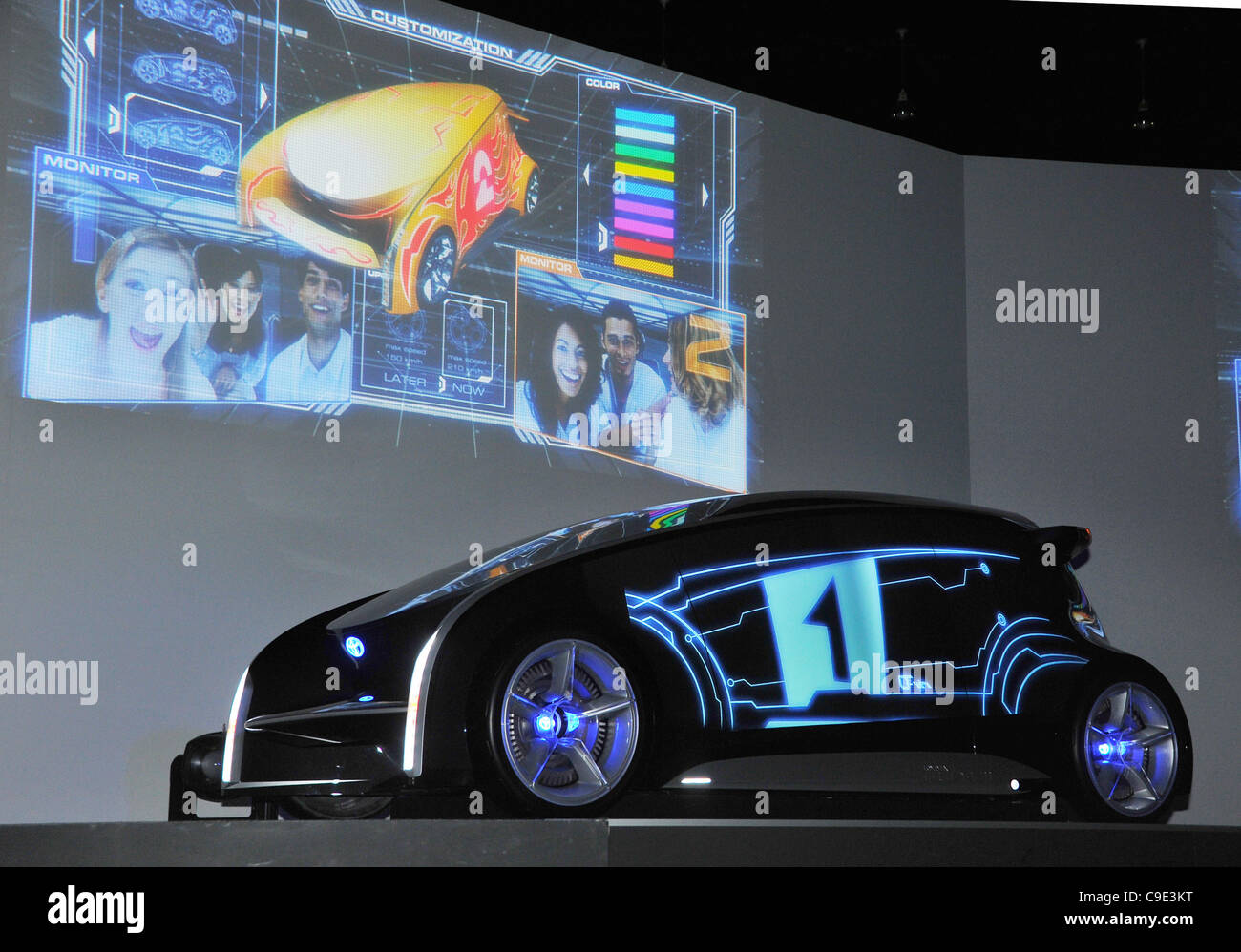Le 28 novembre 2011, Tokyo, Japon - Est-ce un écran d'ordinateur géant sur roues ou d'une automobile ? La Fun-Vii, Toyota dévoile un concept-car futuriste de l'organisme qui peut être utilisé comme un espace d'affichage lors d'un lancement à la fin de Tokyo Lundi, 28 novembre 2011..la voiture, qui Toyoda parle d'un smartphone sur quatre Banque D'Images