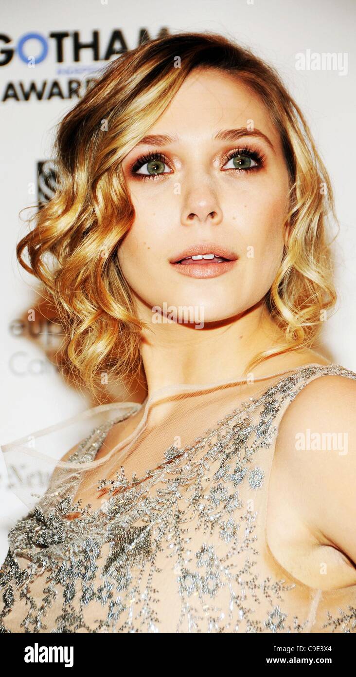 Elizabeth Olsen au niveau des arrivées pour l'IFP'S 21st Annual Gotham Independent Film Awards, le Restaurant Cipriani Wall Street, New York, NY, le 28 novembre 2011. Photo par : Desiree Navarro/Everett Collection Banque D'Images