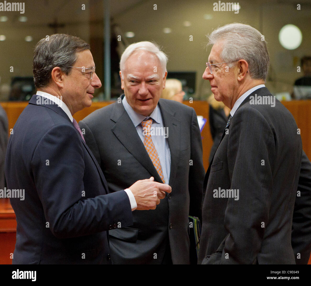 Photo de la réunion Ecofin des ministres des Finances de l'Union européenne, Mario Draghi, Président de la Banque centrale européenne (BCE). Philippe Maystadt, président, Banque européenne d'investissement (BEI). Mario Monti, Premier Ministre et Ministre des finances, de l'Italie. Banque D'Images