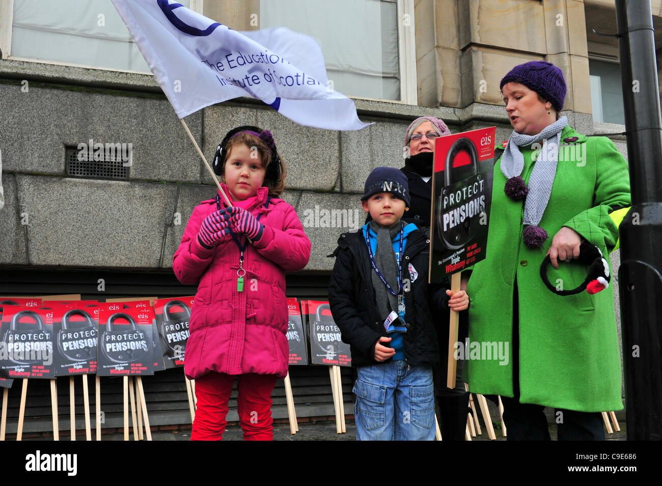 Glasgow, UK, le 30 Nov 2011. Les grévistes et leurs enfants à se préparer à la retraite mars à Glasgow. On estime à 2 millions le secteur public les membres de l'union s'est joint à une journée de grève pour protester contre les menaces à leur pension. Banque D'Images