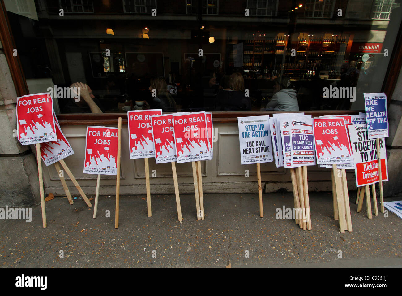 Lincolns Inn domaine Holborn, London, UK, 30/11/2011, les manifestants à Londres, Londres a été frappé aujourd'hui par le secteur public, la grève sur les retraites, des pancartes contre fenêtre restaurant à Holborn Banque D'Images