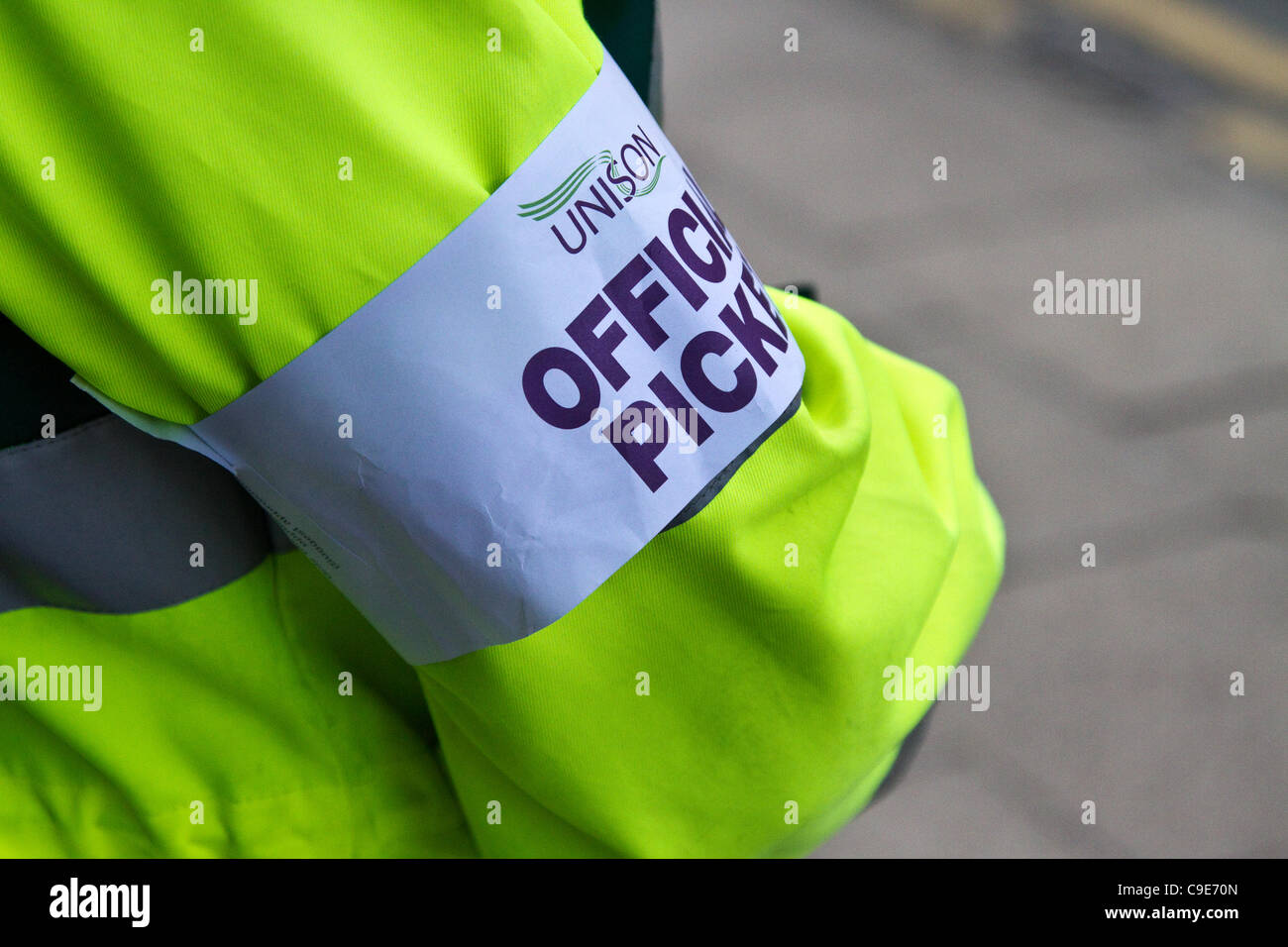 Brassard unison Official Picket haute visibilité. Mars Manchester, Royaume-Uni. 30th novembre 2011. Des travailleurs en grève du secteur public défilent au centre-ville de Manchester pour protester contre les régimes de retraite du gouvernement. Banque D'Images