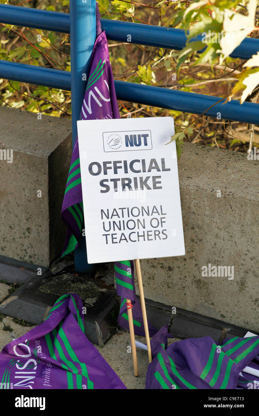 30/11/2011 Régimes de retraite du secteur public les grévistes à Birmingham.l'unisson de drapeaux et d'un écrou grève officielle placard laissés à l'extérieur de la NIA Banque D'Images