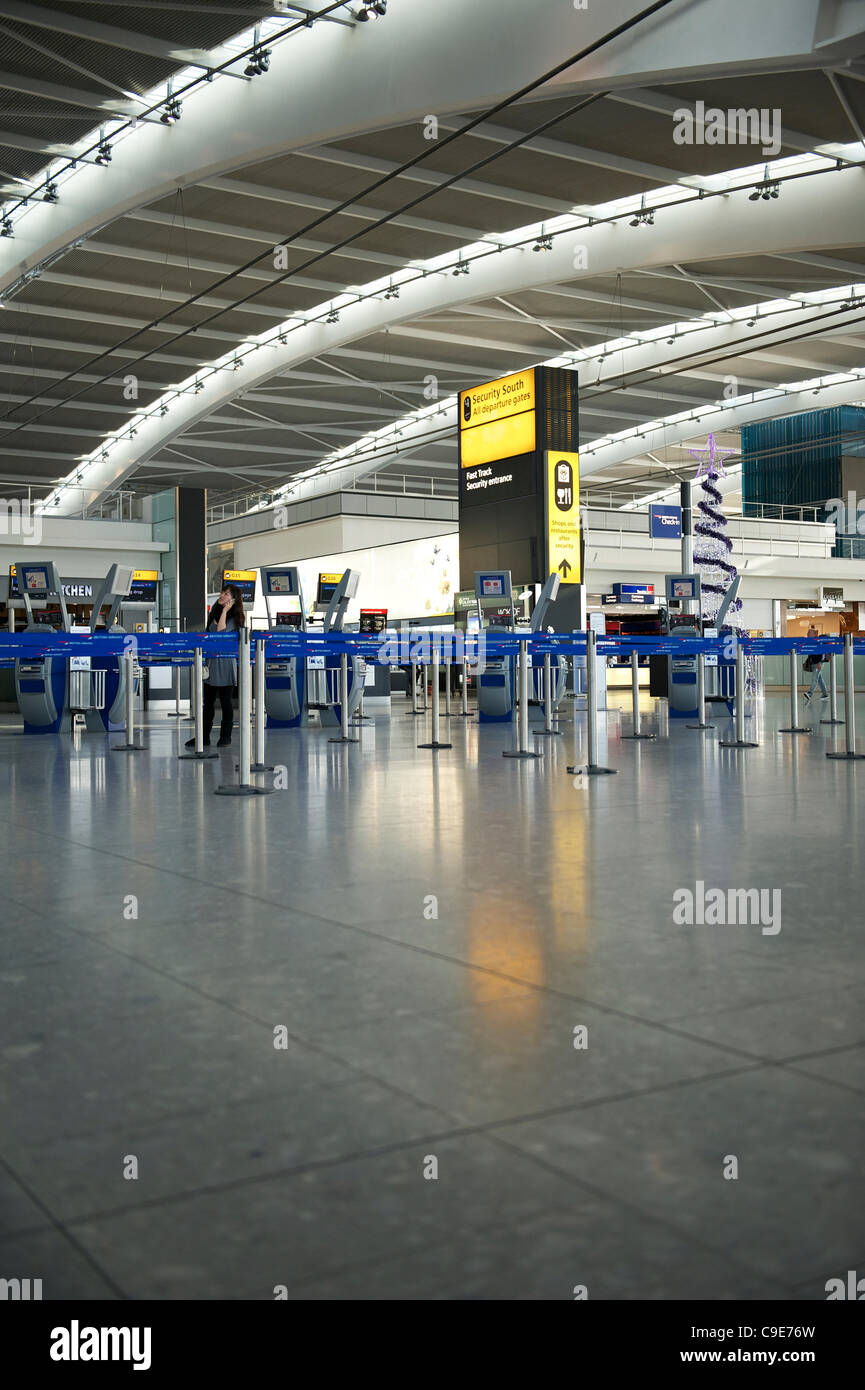 De l'aéroport Heathrow de Londres, Royaume-Uni. 30Th Nov, 2011. Les passagers arrivant à l'aéroport de Londres Heathrow Terminal 5 de l'aimé une file d'attente de l'arrivée. La grève par le personnel de l'Agence des frontières du Royaume-Uni dans le cadre d'une protestation à l'échelle du Royaume-Uni par les travailleurs du secteur public ont été devraient conduire à des perturbations importantes. Banque D'Images