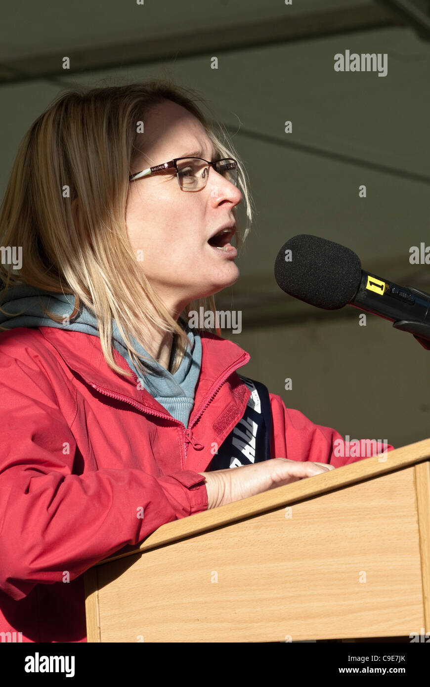 Exeter, Royaume-Uni. 30Th Nov, 2011. Louise Tomlin de l'écrou s'exprimant à St James Park pour l'Exeter N30 rally dans le cadre de la protestation contre les modifications proposées aux régimes de retraite du secteur public. Banque D'Images