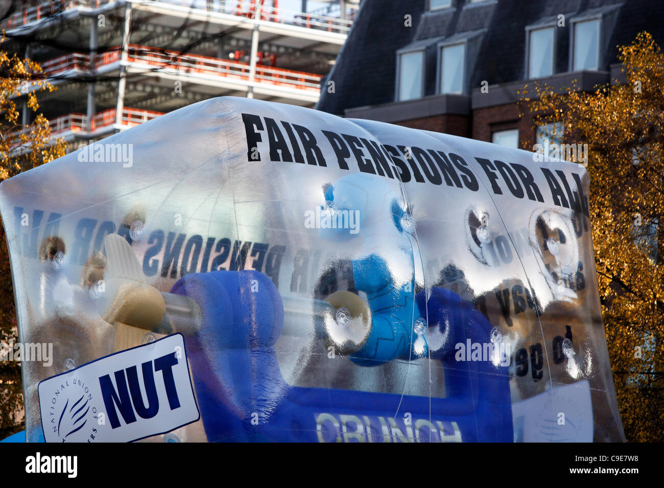 30/11/2011 Les grévistes du secteur public à Birmingham. Grand bateau pneumatique montrant l'argent soit écrasé. Banque D'Images