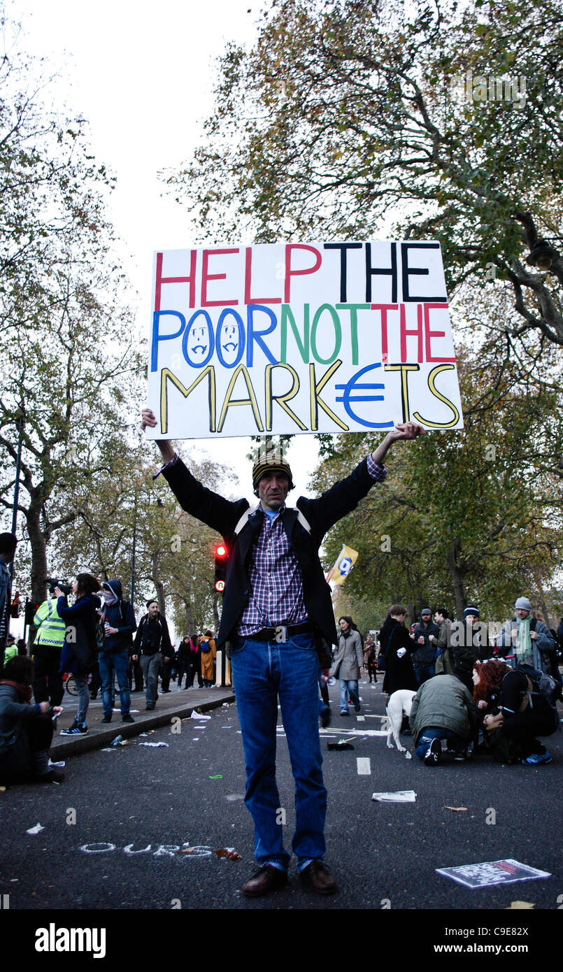 Le centre de Londres pour accompagner N30 mars journée de grève - déplacé hors du Lincoln Inn Field's et se sont rassemblés sur le quai. Banque D'Images