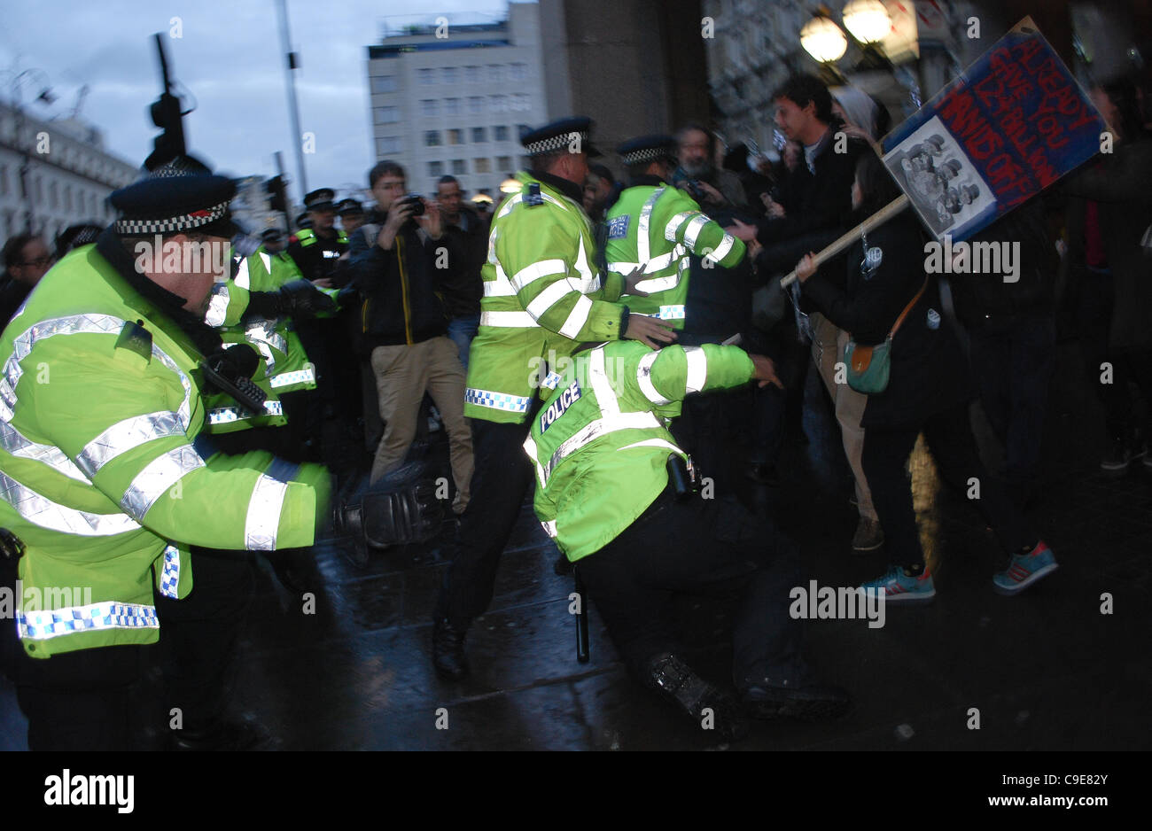 Le centre de Londres pour accompagner N30 mars journée de grève - déplacé hors du Lincoln Inn Field's et se sont rassemblés sur le quai. Banque D'Images