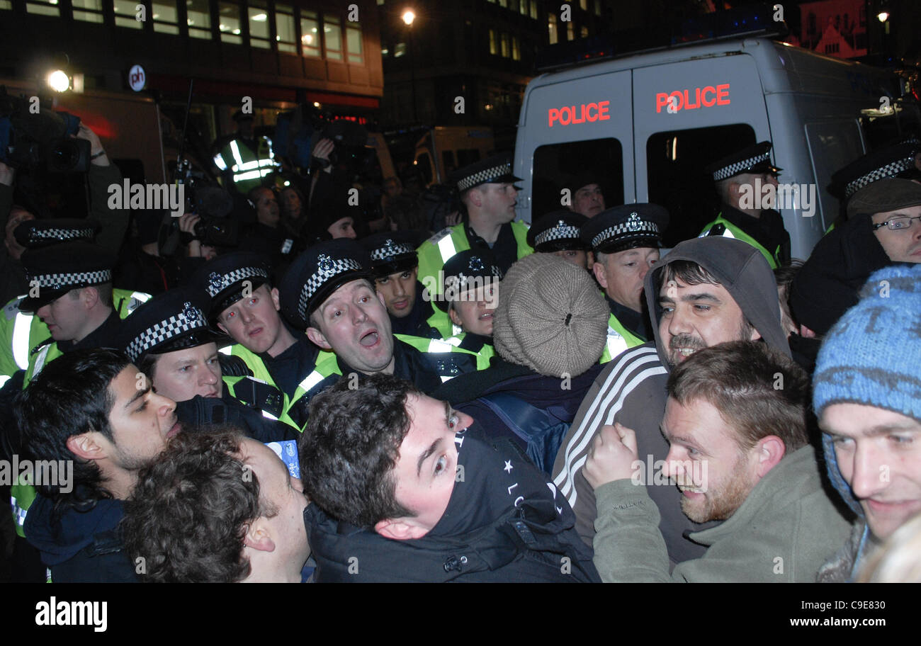 N30 : manifestations en conflit avec la police sur des manifestants et Haymarket repousser d'un service de police de la zone de confinement sur Panton Street. Banque D'Images