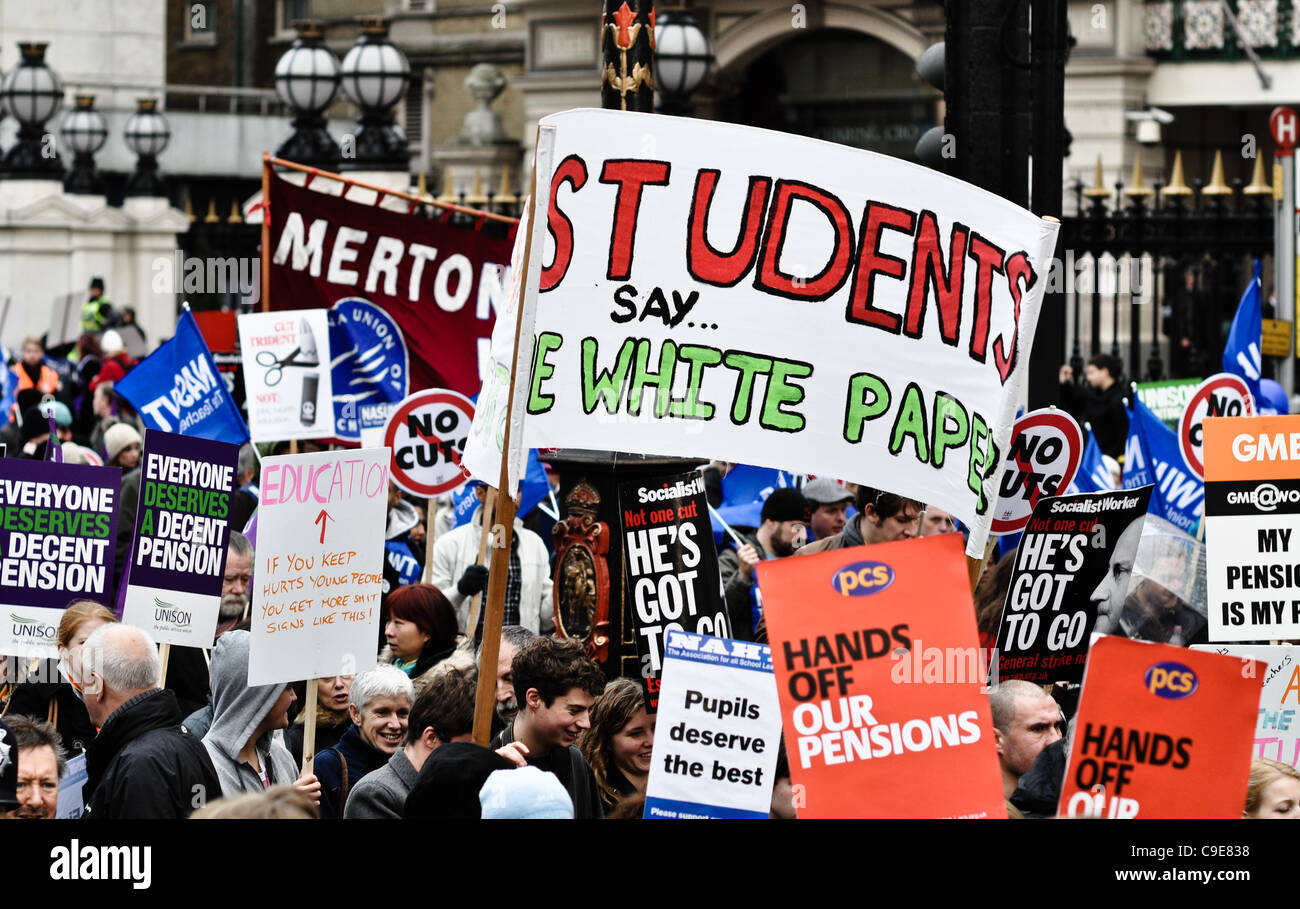 Le centre de Londres pour accompagner N30 mars journée de grève - déplacé hors du Lincoln Inn Field's et se sont rassemblés sur le quai. Banque D'Images