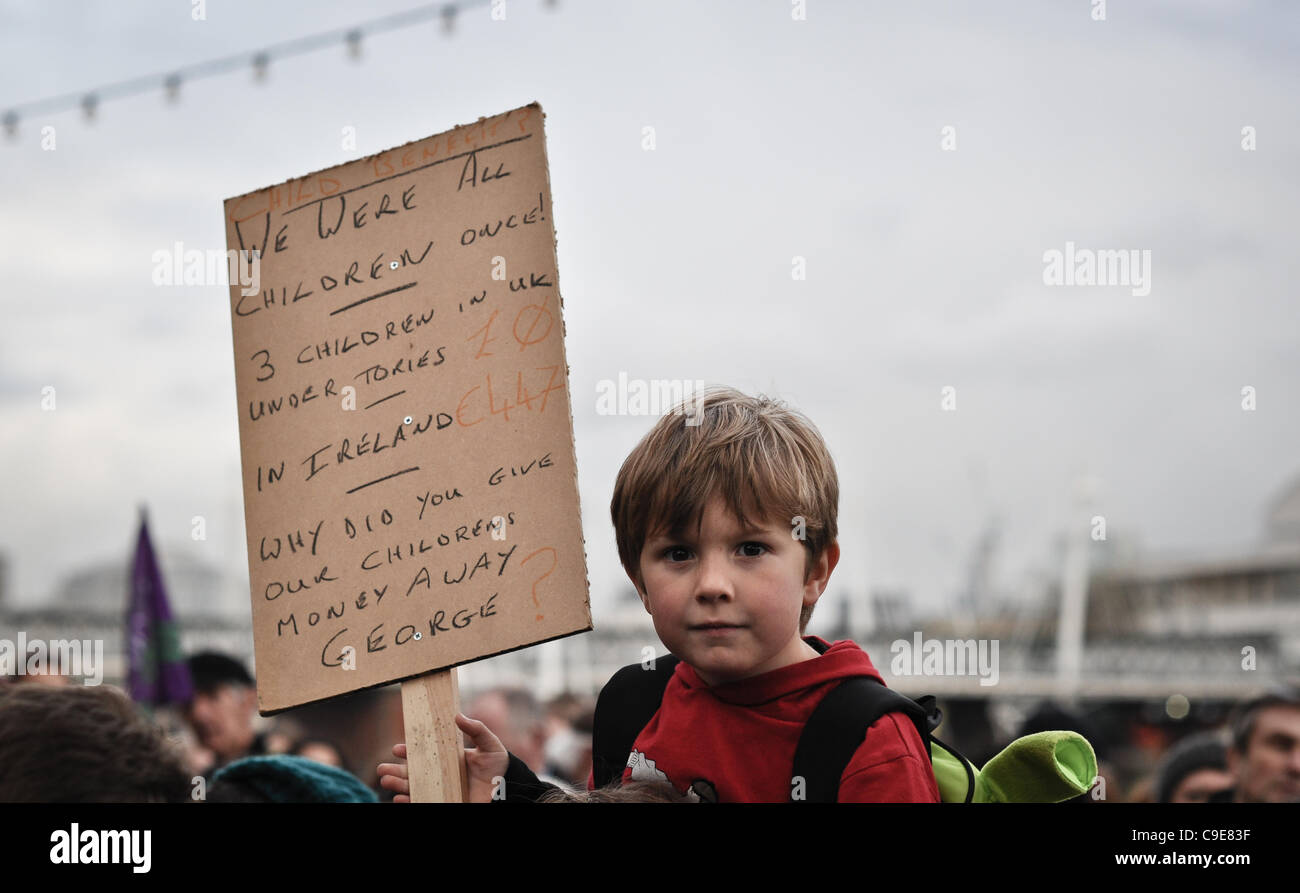 Enfant tient signe à N30 rallye sur le Parlement fin de remblai, à proximité de stade, que des haut-parleurs s'adresser à la foule. Banque D'Images