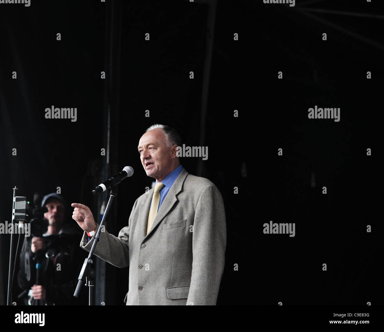 Ken Livingstone traite de N30 Rassemblement au Parlement la fin de l'Embankment. Il soutient l'action de grève et de demandes de pensions des députés sont 'gold-plated'. Banque D'Images