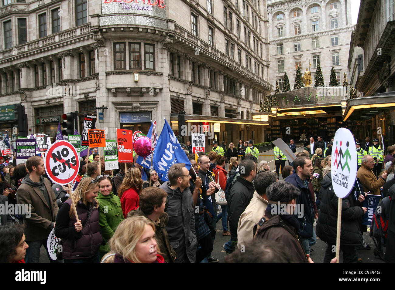 Le Savoy Hotel col marcheurs au cours d'une grève des travailleurs du secteur public à Londres, Royaume-Uni, le mercredi 30 novembre, 2011. Une estimation de deux millions de travailleurs du secteur public ont pris part à la grève à l'échelle du Royaume-Uni sur les propositions du gouvernement pour modifier leur pension. Banque D'Images