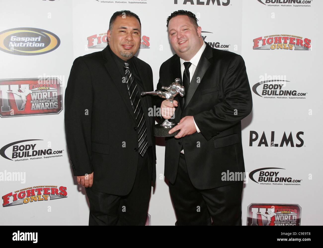 George Garcia, John Morgan, de MMA Junkie (Media Source de l'année lauréat)  présents pour 4e monde uniquement de combattants en arts martiaux mixtes ( MMA) Awards, Palms Casino Resort Hotel, Las Vegas, NV