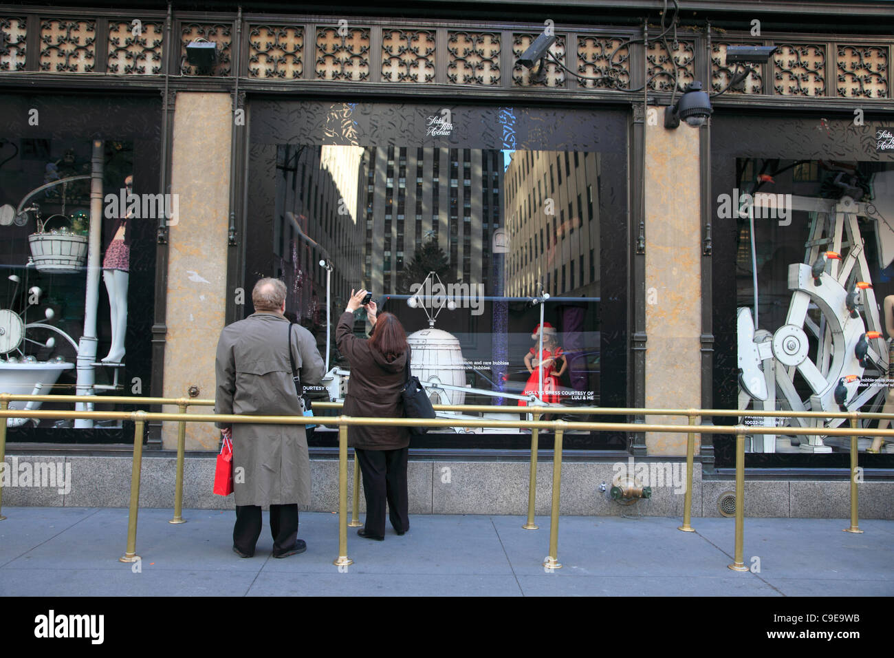 Fenêtres de Saks Fifth Avenue Department Store Décorées pour Noël de magasinage des Fêtes, la Cinquième Avenue, Manhattan, New York City, USA le Jeudi, Décembre 1, 2011. Banque D'Images