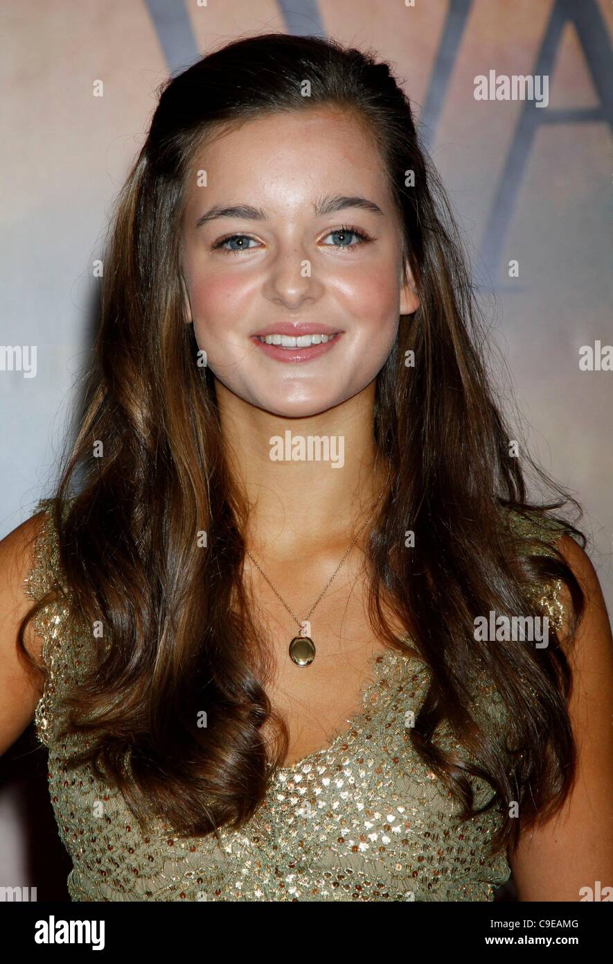 Céline Buckens aux arrivées pour War Horse Premiere, Avery Fisher Hall, au Lincoln Center, New York, NY 4 décembre 2011. Photo par : F. Burton Patrick/Everett Collection Banque D'Images