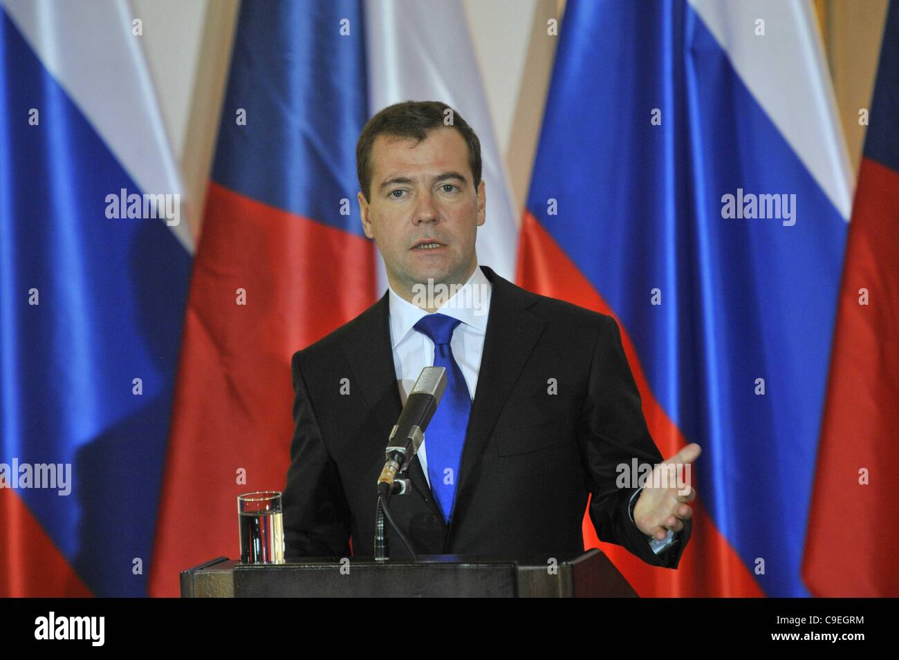 Le président russe Dmitri Medvedev parle au Château de Prague après la signature des contrats entre la Russie et la République tchèque avec le président tchèque Vaclav Klaus (pas sur la photo) le jeudi, 8 déc, 2011. Medvedev est sur une demi-journée de visite en République tchèque. (Photo/CTK Michal Dolezal) Banque D'Images