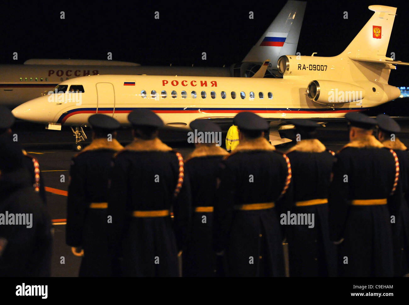 Le président russe Dmitri Medvedev de quitter Prague après appel officiel de l'état Jeudi, 8 déc, 2011. Medvedev a été sur une visite d'une journée en République tchèque. (CTK Photo/Roman Vondrous) Banque D'Images