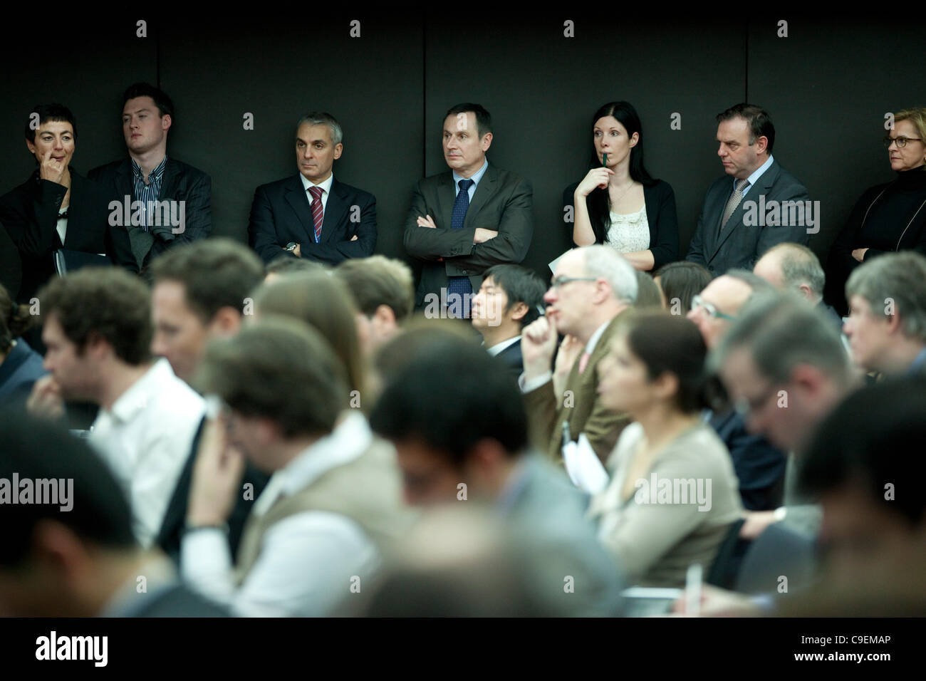 Francfort, Allemagne. 08-12-2011 photo montre un panier-hall des journalistes écouter Mario Draghi, Président de la Banque centrale européenne à la réunion d'aujourd'hui au siège, Francfort, Allemagne. Banque D'Images