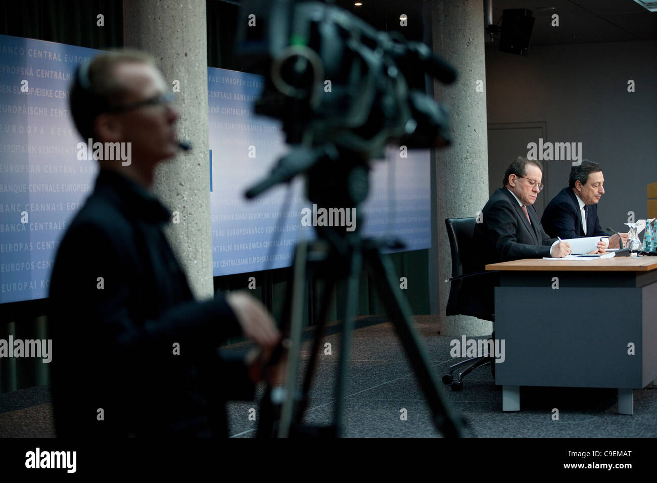 Banque centrale européenne, Francfort, Allemagne. 08-12-2011 Photo montre Mario Draghi, Président de la Banque centrale européenne. La BCE a annoncé des mesures d'urgence pour débloquer un style Lehman paralysie dans les marchés financiers, que les banques allemandes étaient plus fragiles que les marchés craignaient. Banque D'Images