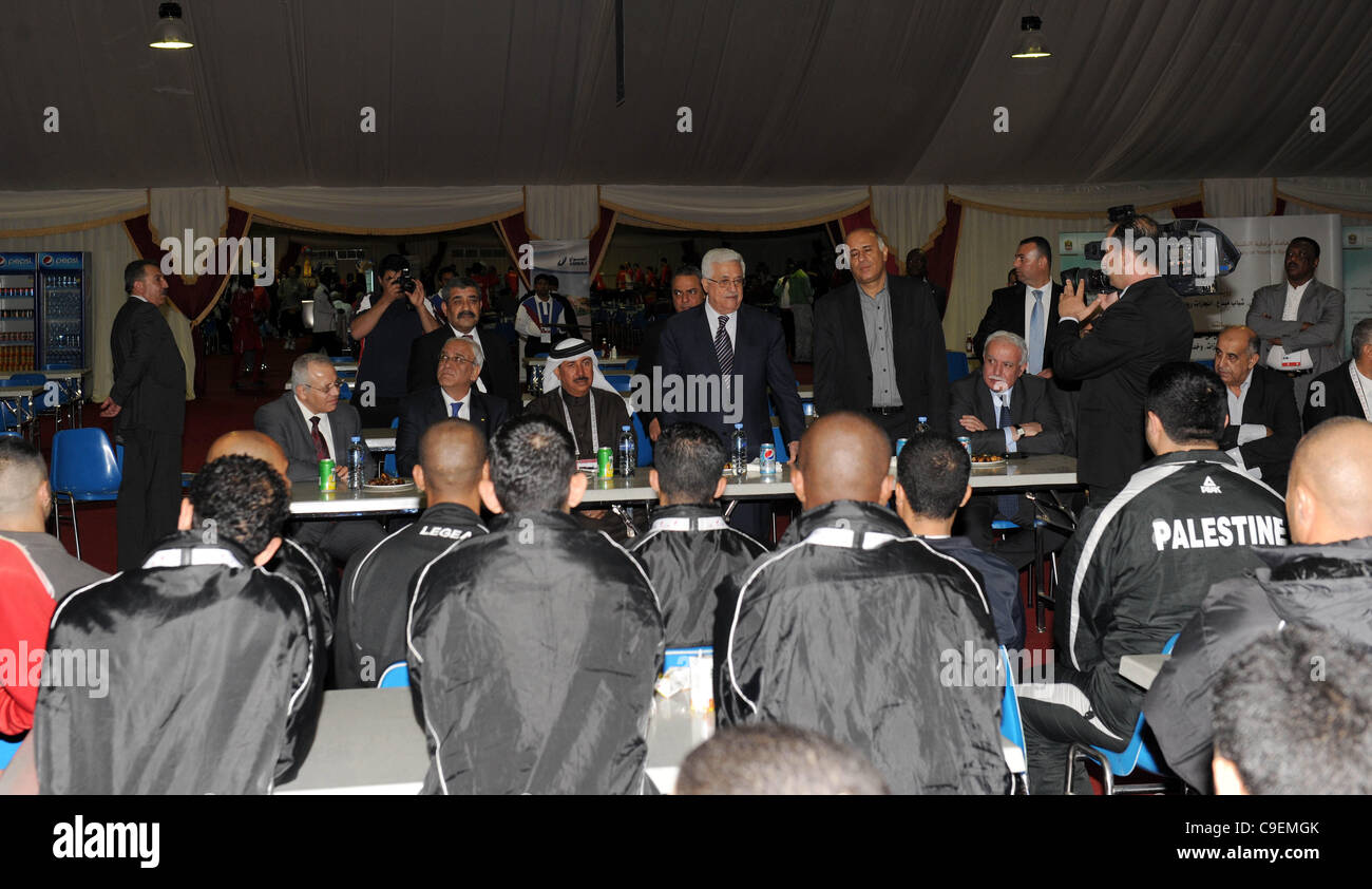 8 décembre 2011 - Le Qatar, Qatar, Qatar - Le président palestinien Mahmoud Abbas (Abou Mazen) visites les membres de mission palestinienne pour les Jeux Olympiques au Qatar, au Qatar le 31 décembre 2000. 8,2011. Photo par Thaer Ganaim (crédit Image : © Thaer Ganaim Apaimages ZUMAPRESS.com)/Images/APA Banque D'Images