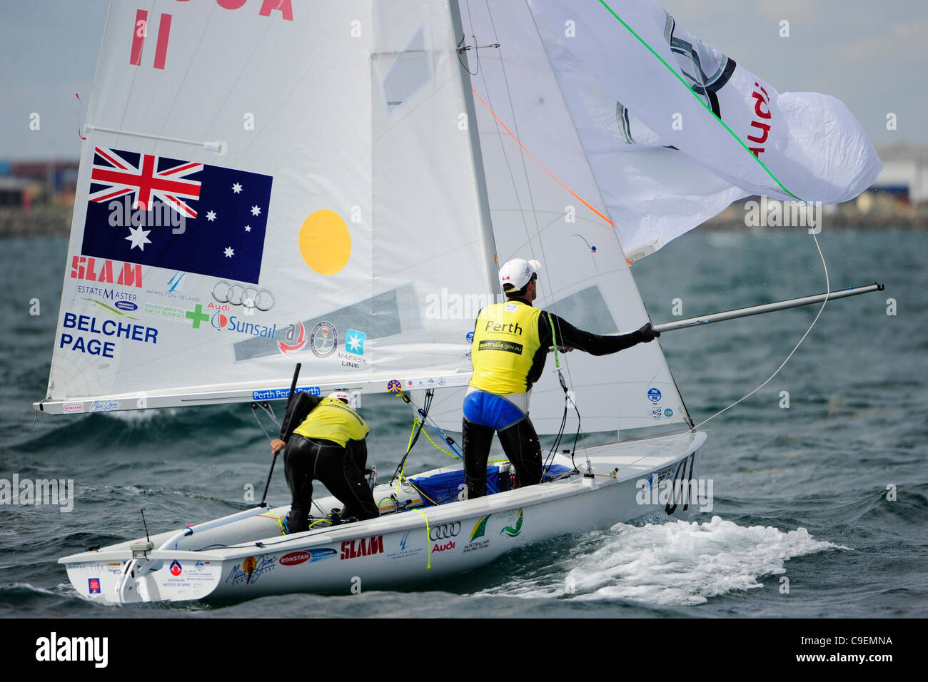 09.12.2011. Perth, Australie. Mathew Belcher (AUS) et Malcolm Page (AUS) ajuster leur génois dans le 470 men's deux personne canot course sur le septième jour de l'ISAF Sailing World Championships d'une épreuve de qualification pour les Jeux Olympiques de 2012, s'est tenue à Fremantle sur l'Océan Indien. Banque D'Images