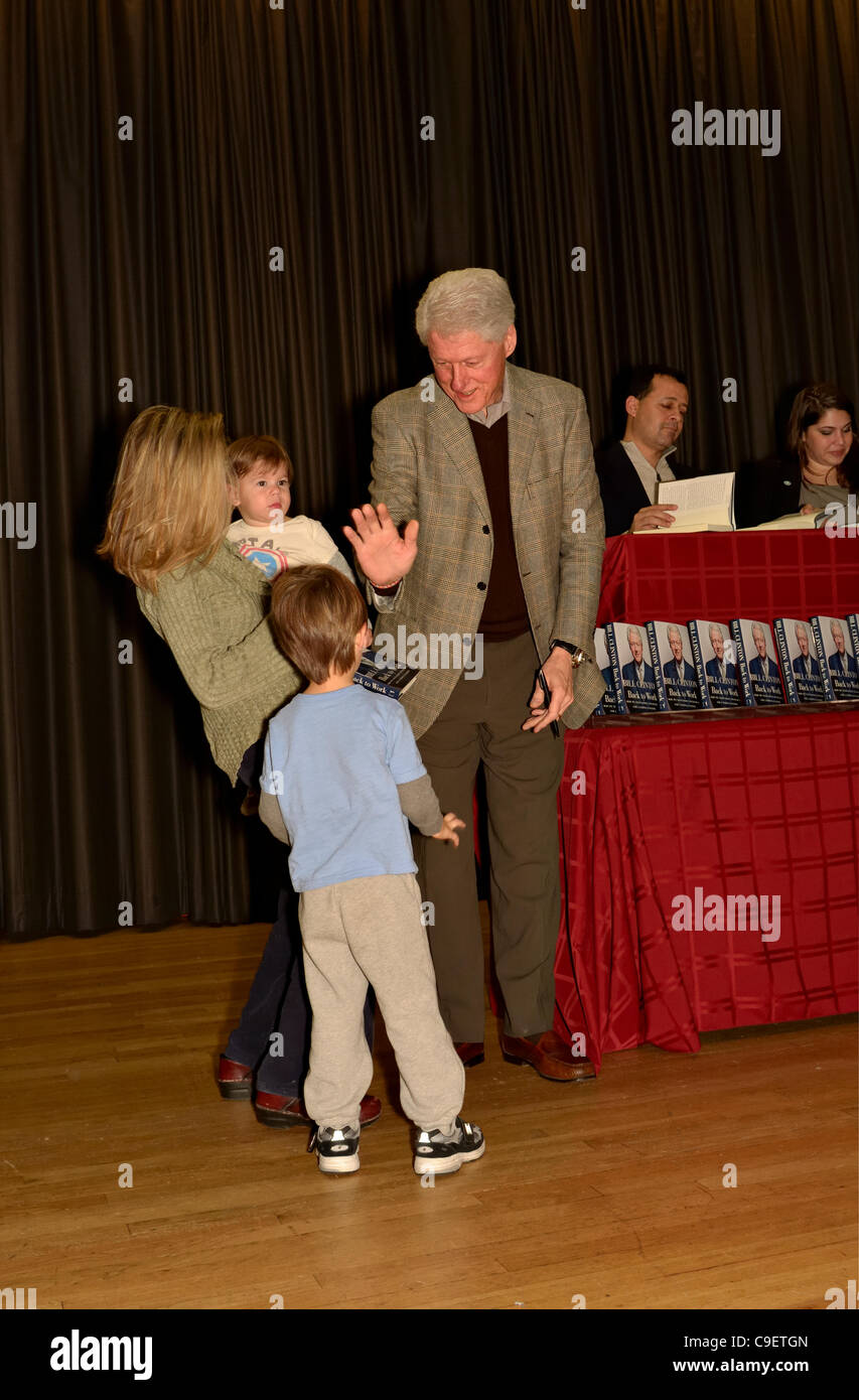 Le President Bill Clinton Propose Un Jeune Garcon Cinq Au Moment De La Signature De Son Nouveau Livre Nouveau Au Travail A La Bibliotheque De Sa Ville Natale Dans Chappaqua New York