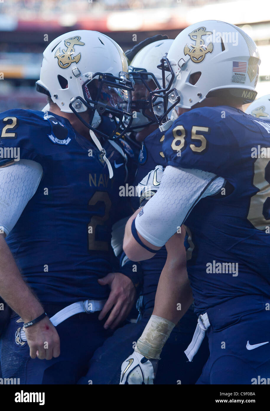 10 décembre 2011 - Landover, Maryland, United States of America - Navy fullback Alexander Teich # 39 célèbre avec ses coéquipiers Quarterback Marine Kriss Proctor # 2 marine et le receveur Matt Aiken # 85 dans l'extrémité nord zone après rushes pour 10 yards et le Touchdown marine vers la fin du deuxième trimestre s'assit Banque D'Images