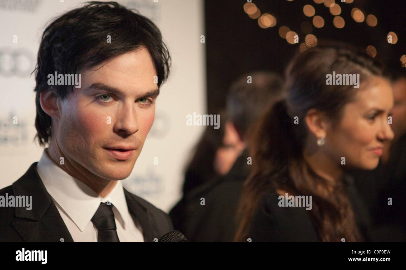 Ian Somerhalder, Nina Dobrev aux arrivées d'eau pour le dîner de charité de projet, Coucher de Luxe Hotel, Los Angeles, CA, 10 décembre 2011. Photo par : Emiley Schweich/Everett Collection Banque D'Images