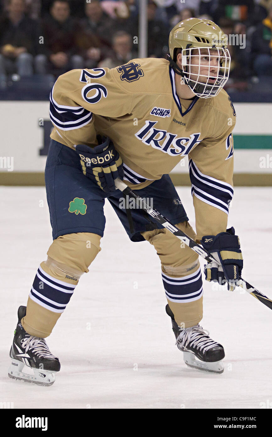 10 déc., 2011 - South Bend, Indiana, États-Unis - Notre Dame de l'aile gauche Nick Larson (# 26) en première période au cours de l'action Partie de hockey NCAA entre Notre Dame et Ferris State. La Cathédrale Notre Dame Fighting Irish défait les Bulldogs Ferris State 4-1 en match à la famille Compton Ice Arena à South Bend, Indiana. Banque D'Images