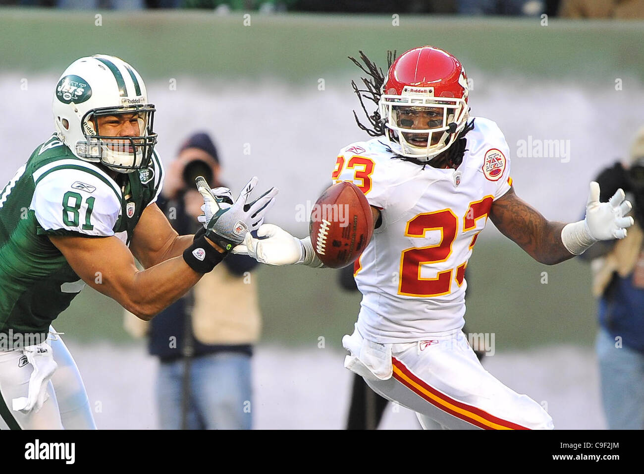11 déc., 2011 - East Rutherford, New Jersey, États-Unis - New York Jets tight end Dustin Keller (81) et le Kansas City Chiefs coffre Kendrick Lewis (23) dans la Ligue nationale de football l'action au stade de la métropolitaine à East Rutherford dans le New Jersey New York bat Kansas City 37 à 10 (Crédit Image : © Brooks von Arx/S Banque D'Images