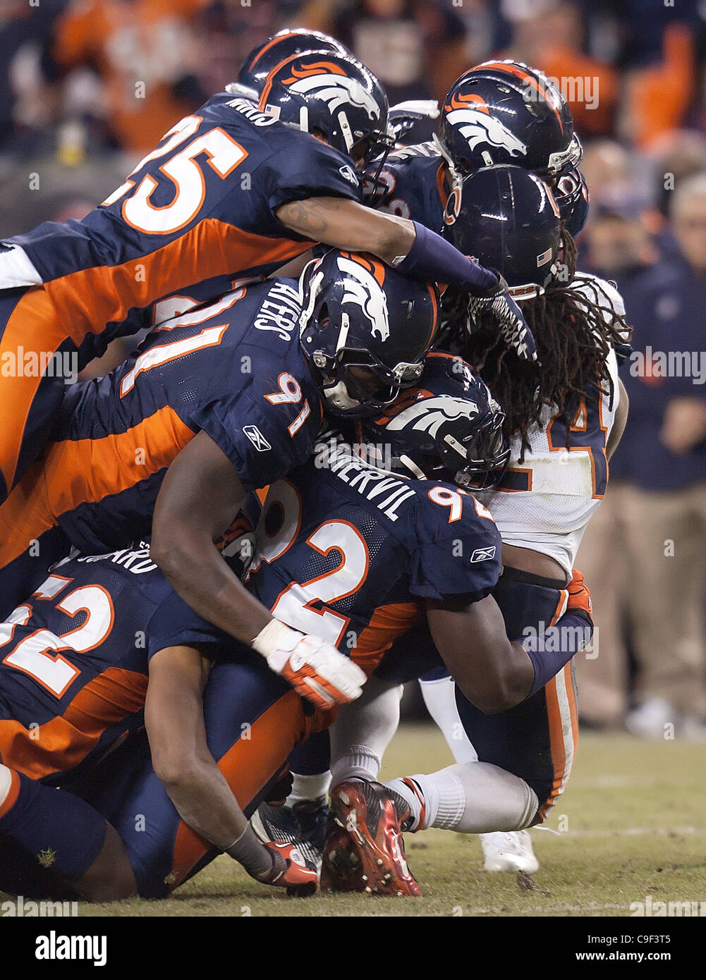 11 décembre 2011 - Denver, Colorado, États-Unis - Chicago Bears RB MARION COIFFURE exécute pour le parcage négatif contre Denver Broncos lors du 4ème trimestre. à Sports Authority Field at Mile High dimanche après-midi. Les Broncos battre les blancs au OT 13-10. (Crédit Image : © Hector Acevedo/ZUMAPRESS.com) Banque D'Images