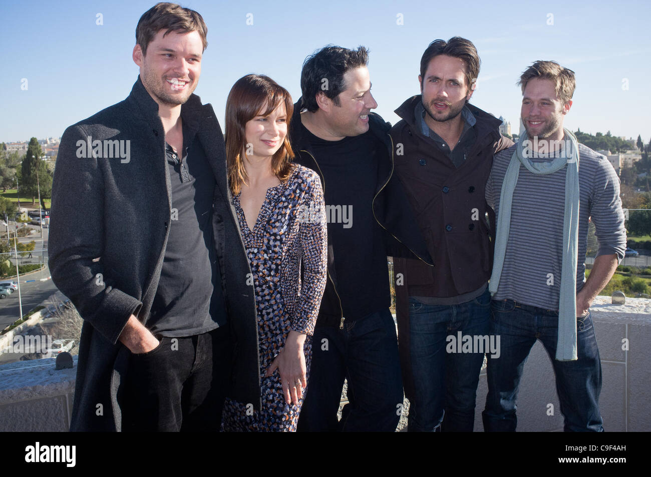 La Voix de l'Amérique en Israël des stars posent pour des photos avec la diplomatie ouverte et le Ministre des affaires de la Diaspora, Yuli Edelstein, pendant une visite en Israël d'acquérir une compréhension plus large et plus profonde du pays. Jérusalem, Israël. 12 décembre 2011. Banque D'Images