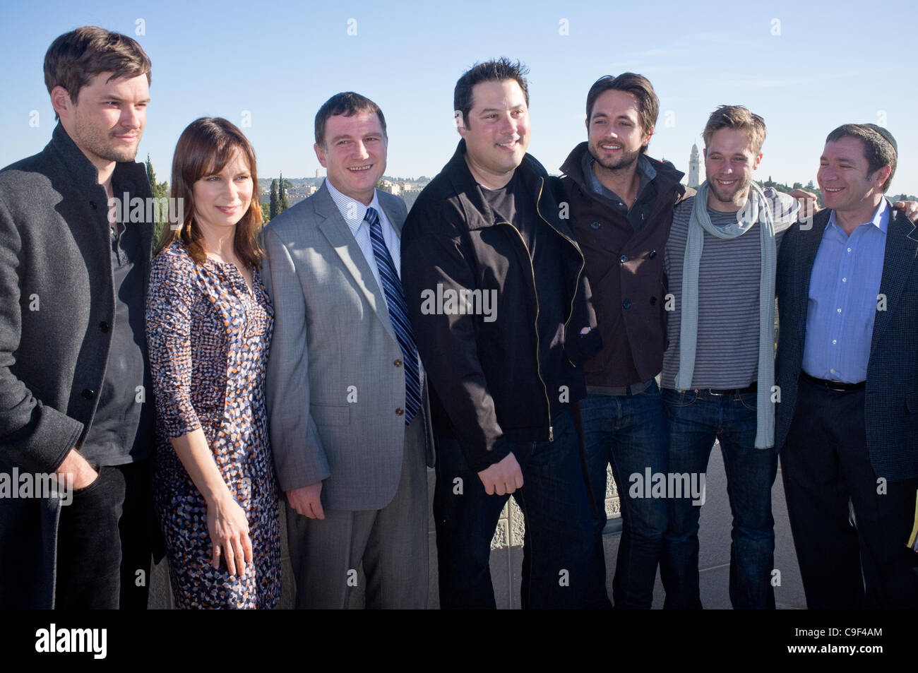 La Voix de l'Amérique en Israël des stars posent pour des photos avec la diplomatie ouverte et le Ministre des affaires de la Diaspora, Yuli Edelstein, pendant une visite en Israël d'acquérir une compréhension plus large et plus profonde du pays. Jérusalem, Israël. 12 décembre 2011. Banque D'Images